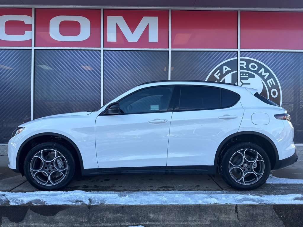 New 2025 Alfa Romeo Stelvio Sprint image 9