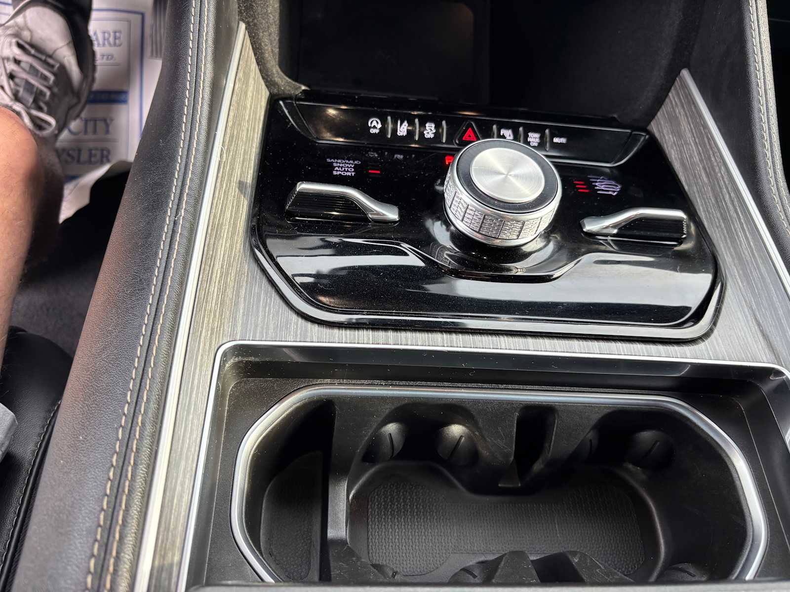 Certified 2024 Jeep Wagoneer L Series III w/ Flexible Seating Group image 31