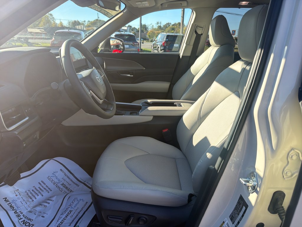 Used 2024 Toyota Grand Highlander AWD image 14