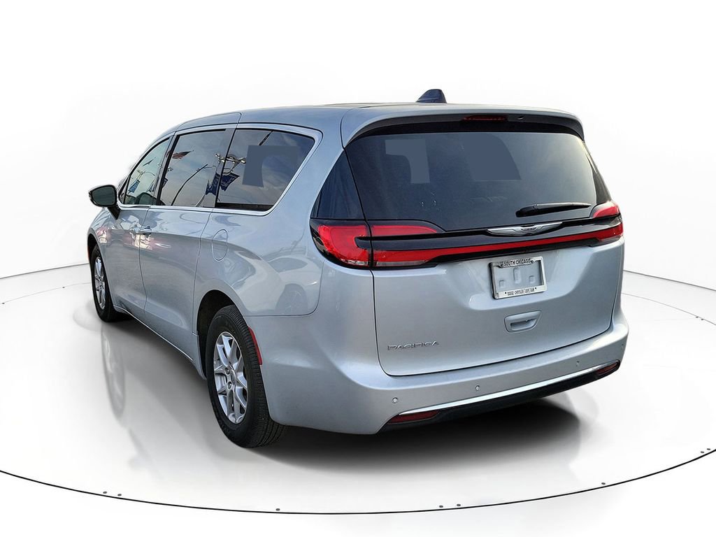 Used 2024 Chrysler Pacifica Touring-L image 3