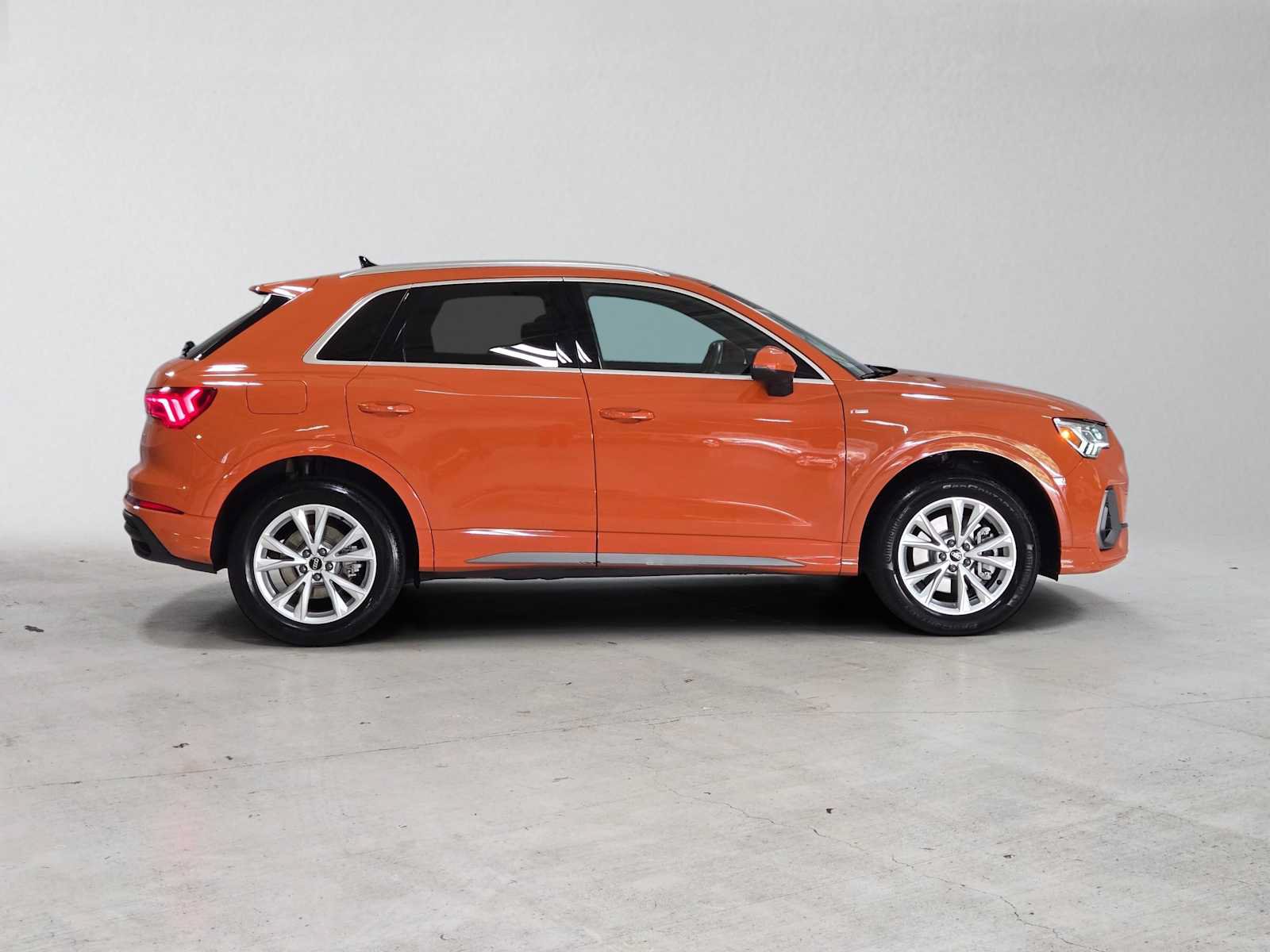 Used 2023 Audi Q3 2.0T Premium AWD/4WD image 2