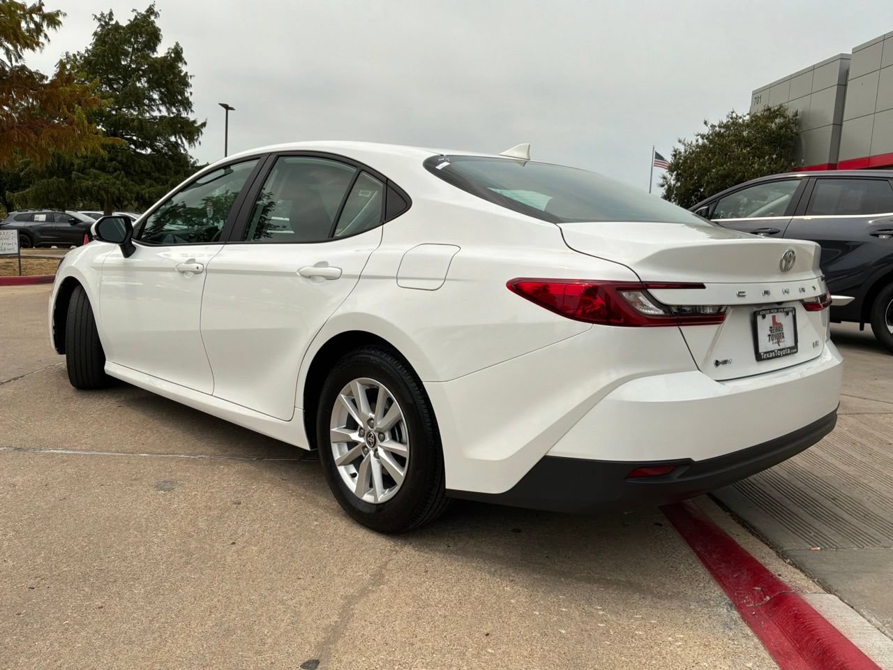 Used 2025 Toyota Camry LE FWD image 8