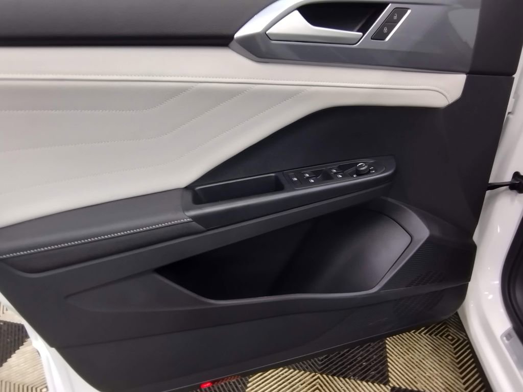 New 2025 Volkswagen Taos SEL image 17