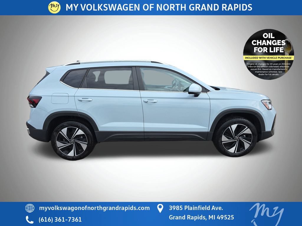 Used 2025 Volkswagen Taos SE w/ Panoramic Sunroof Package AWD/4WD image 9