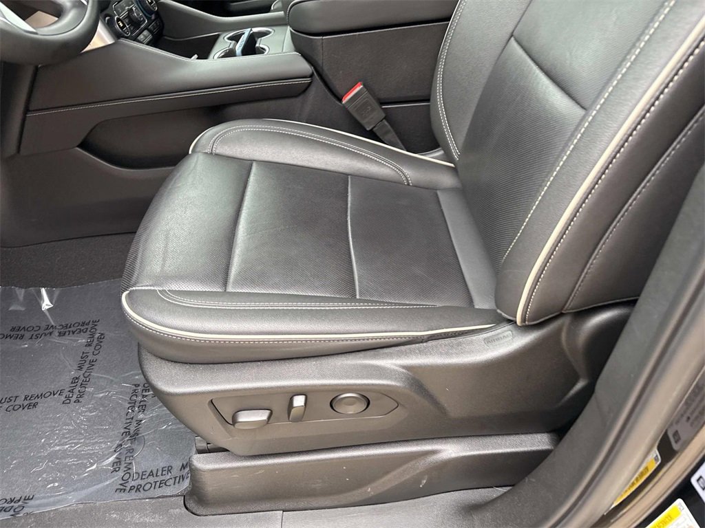 Used 2024 Chevrolet Suburban Premier image 17