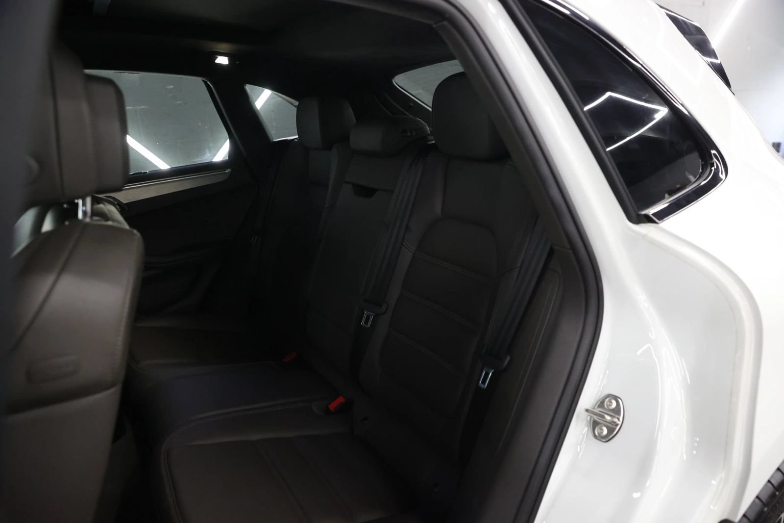 Used 2020 Porsche Macan Turbo AWD/4WD image 16