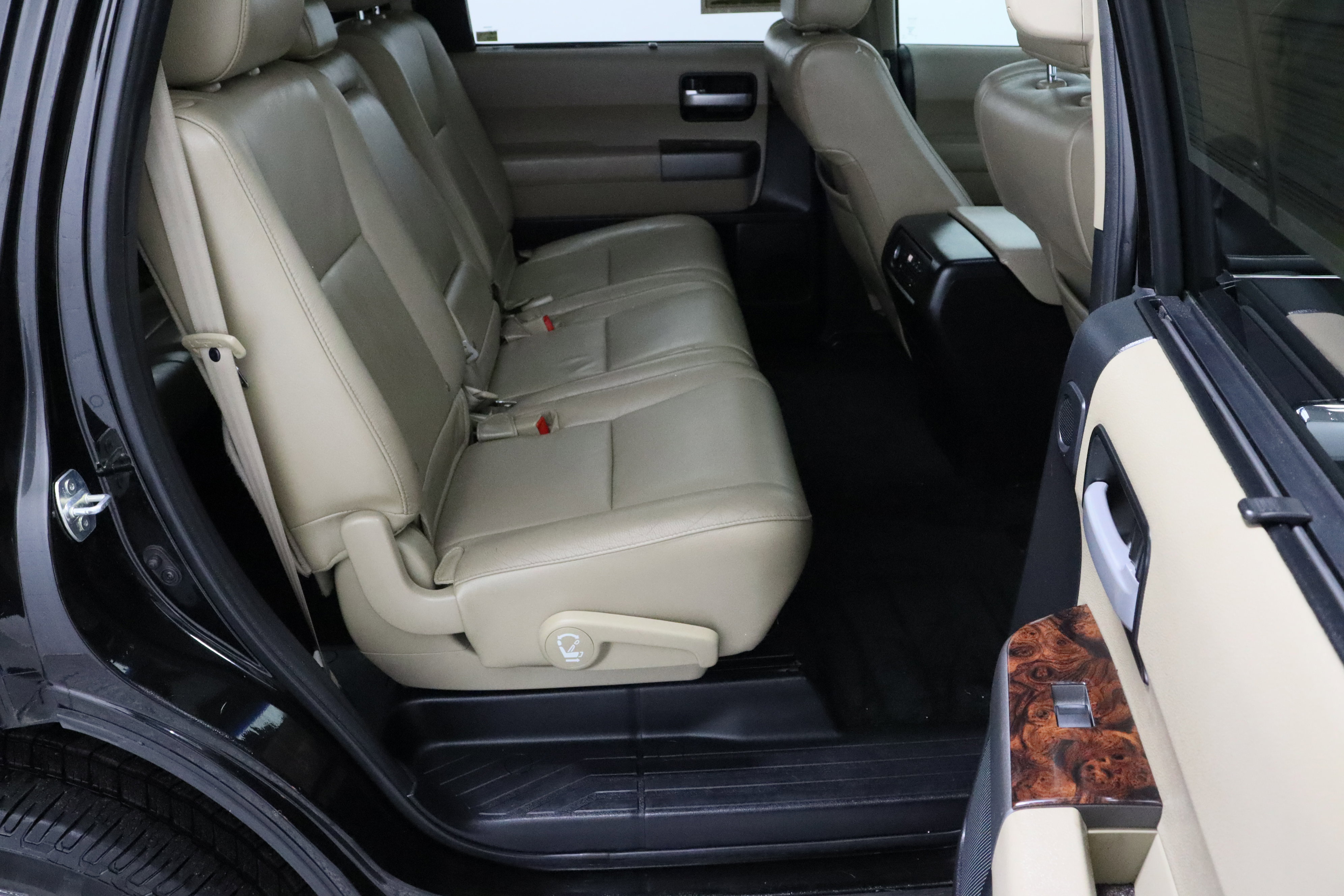 Used 2014 Toyota Sequoia Limited RWD image 37