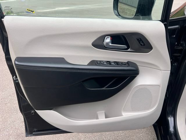 Used 2019 Chrysler Pacifica Limited FWD image 26