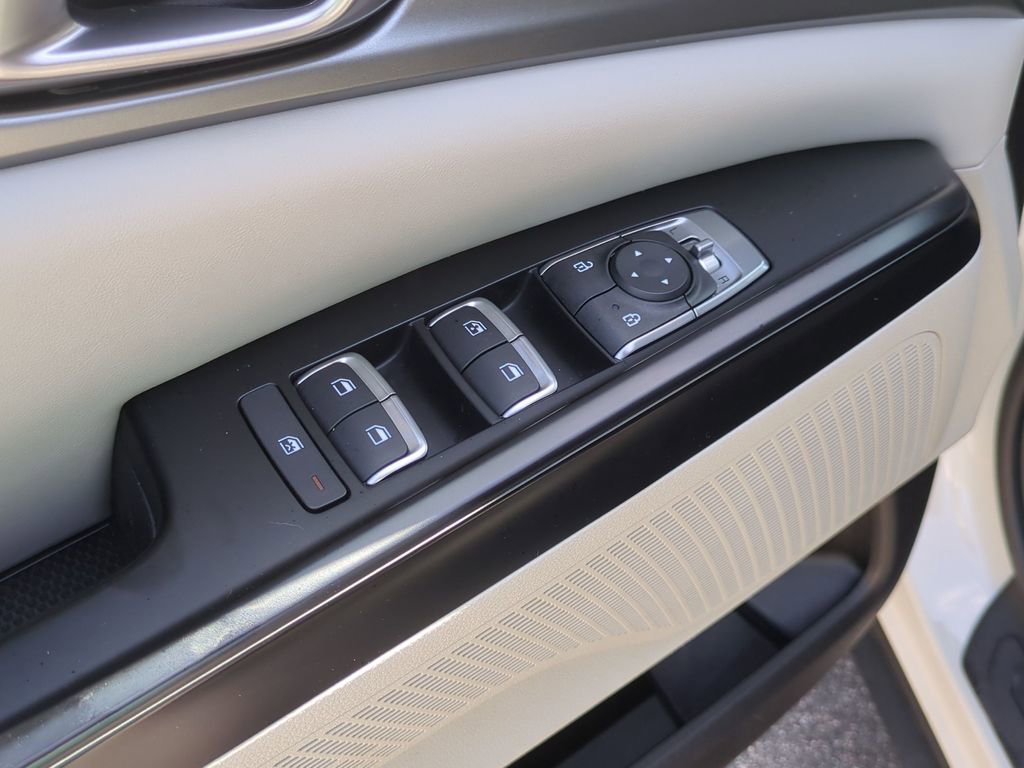 Used 2022 Kia Carnival LX image 11