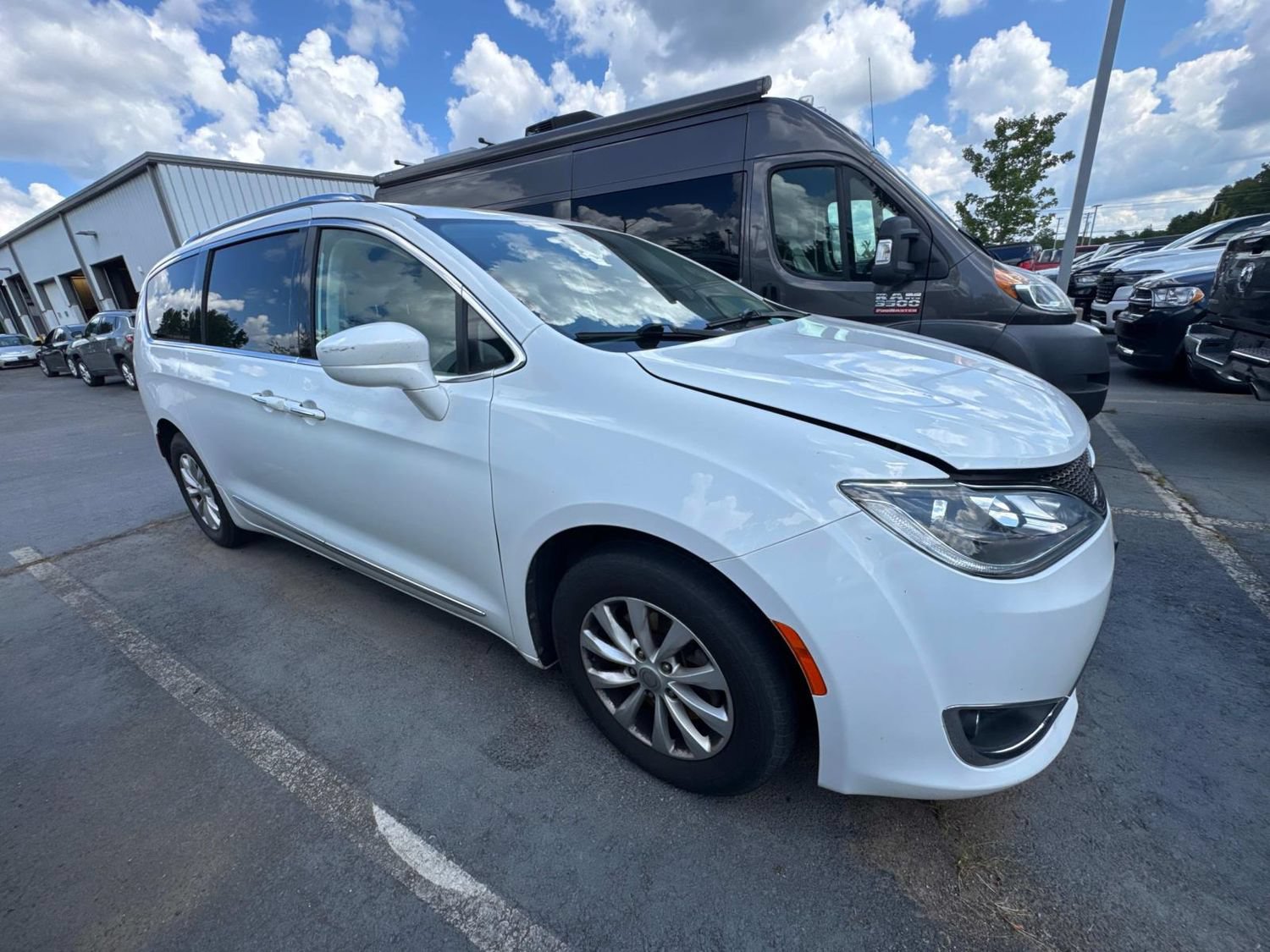 Used 2019 Chrysler Pacifica Touring-L FWD image 3