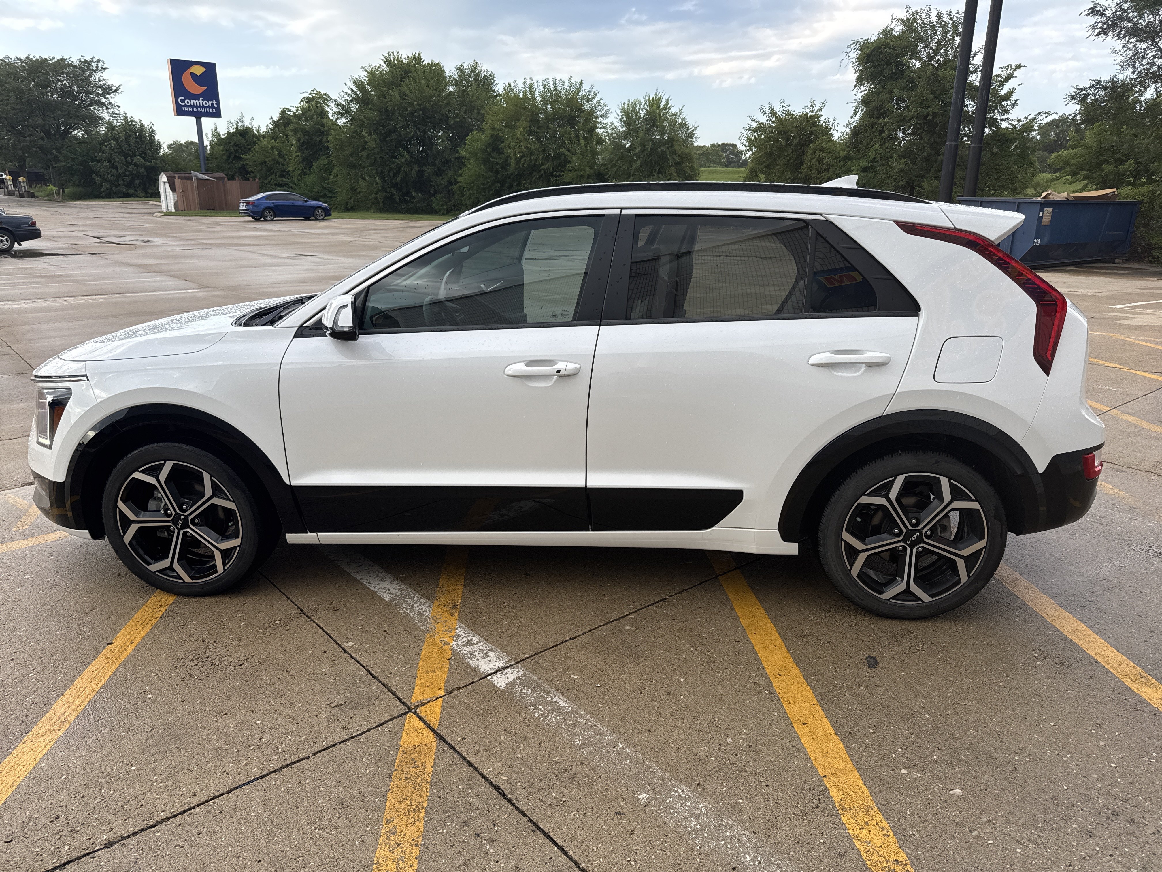 Used 2024 Kia Niro EX Touring FWD image 9