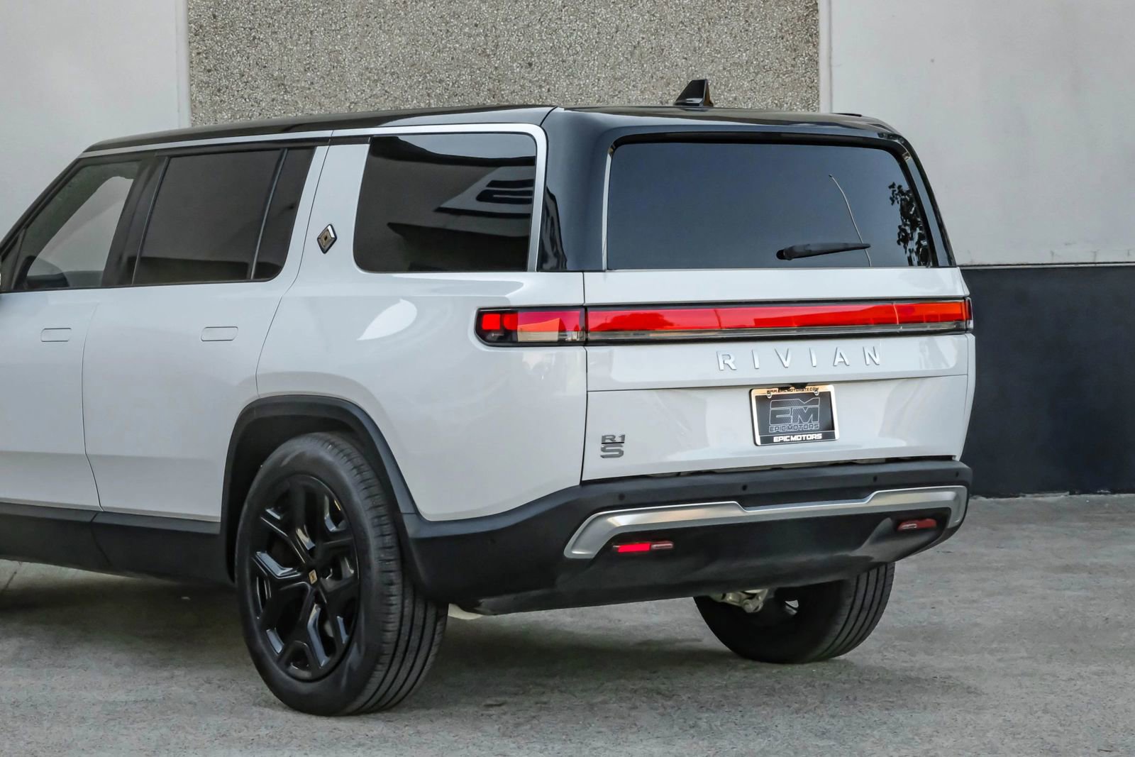 Used 2024 Rivian R1S Adventure image 18