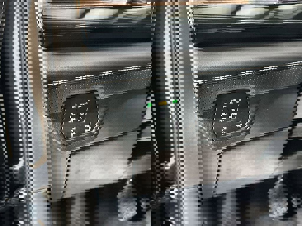 Used 2025 Volkswagen Atlas SE image 16