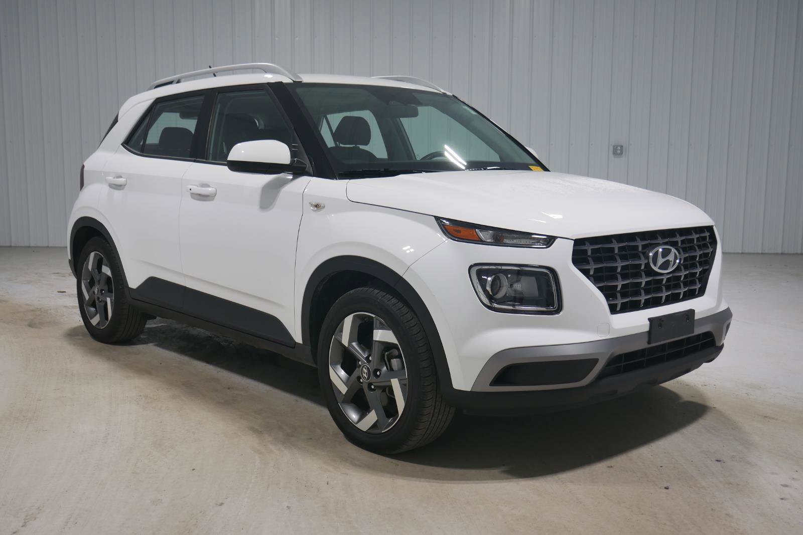 Used 2024 Hyundai Venue SEL image 3