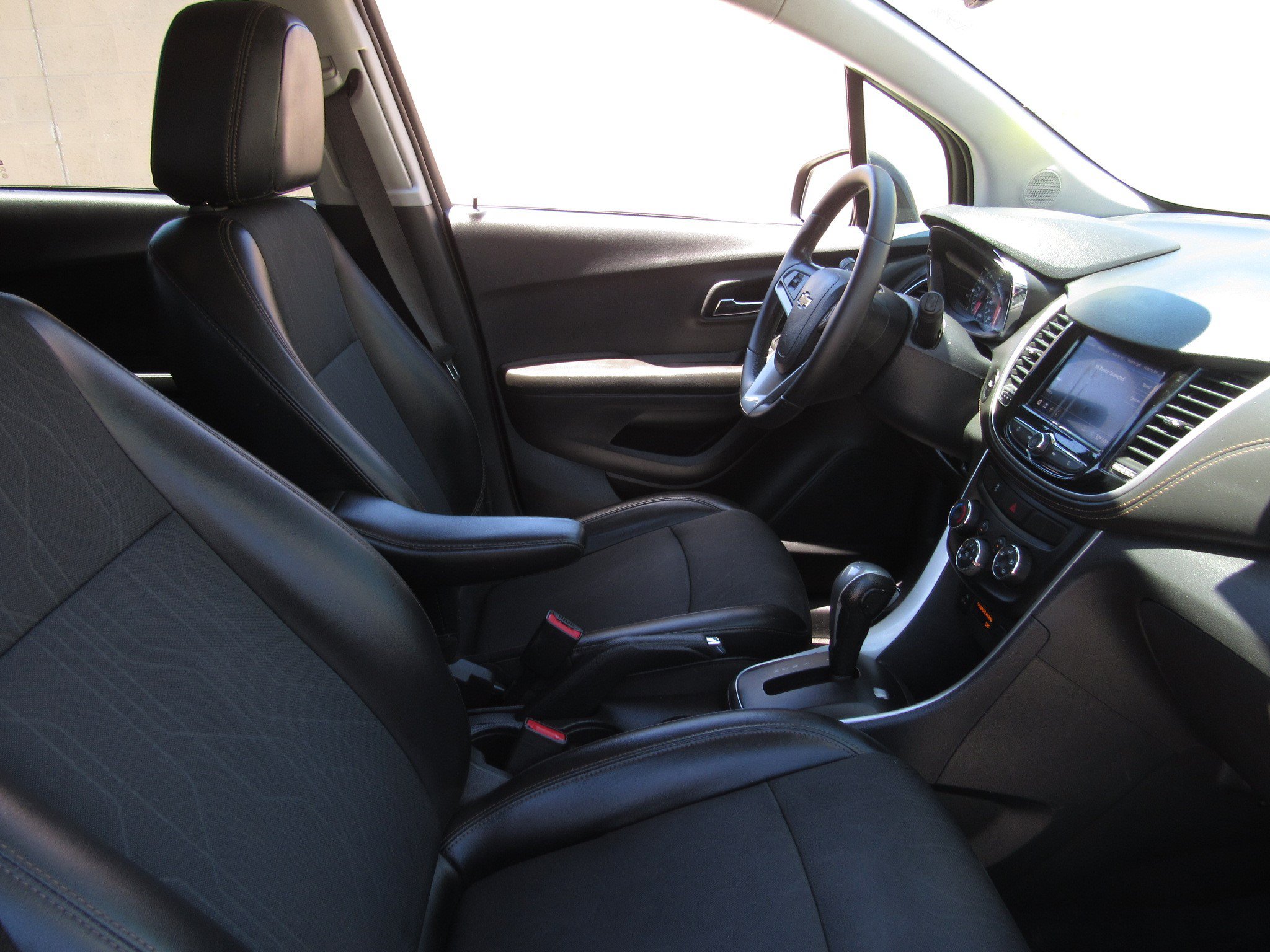 Used 2021 Chevrolet Trax LT w/ Midnight Edition FWD image 8