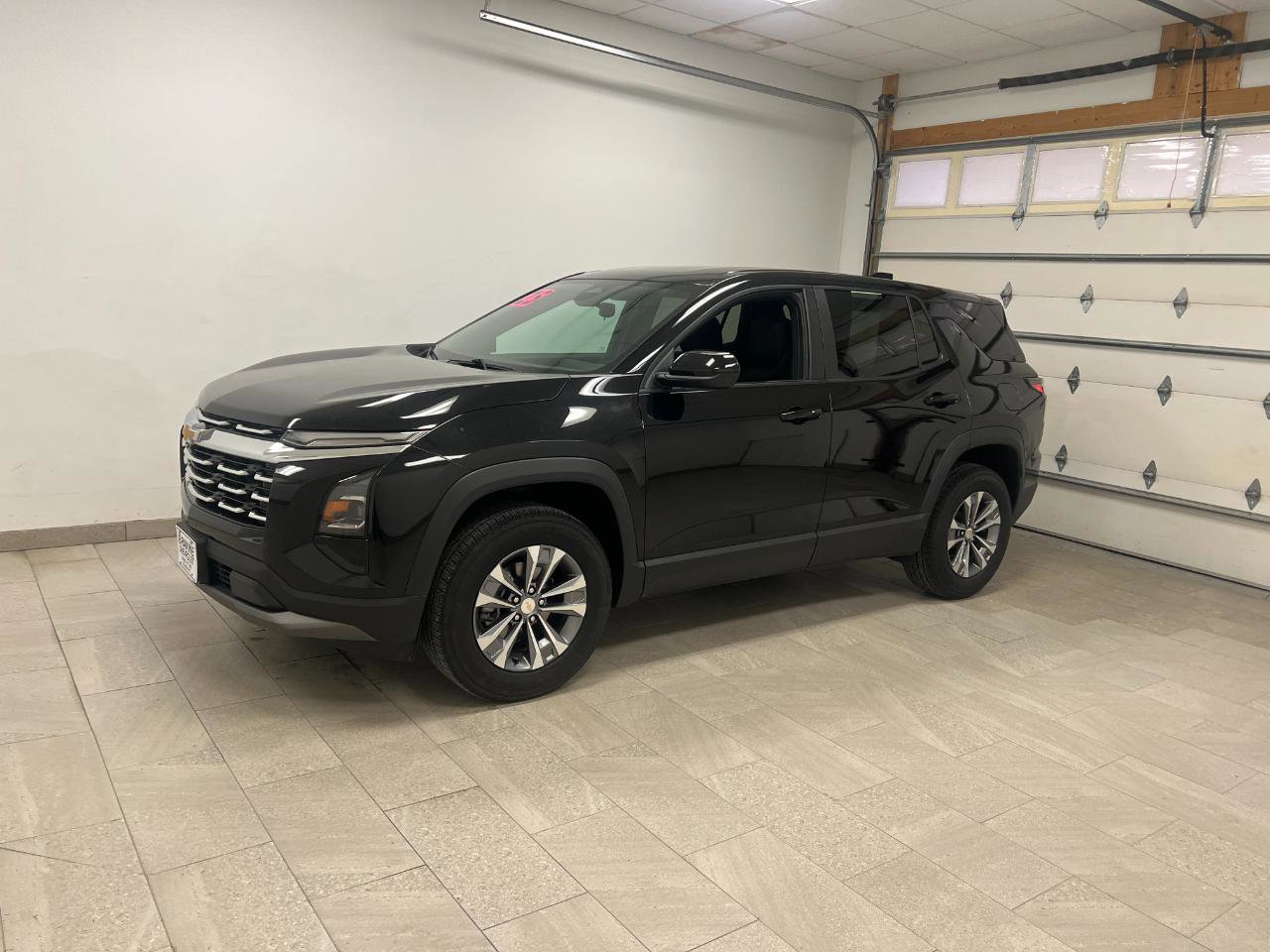 Used 2025 Chevrolet Equinox LT FWD image 2