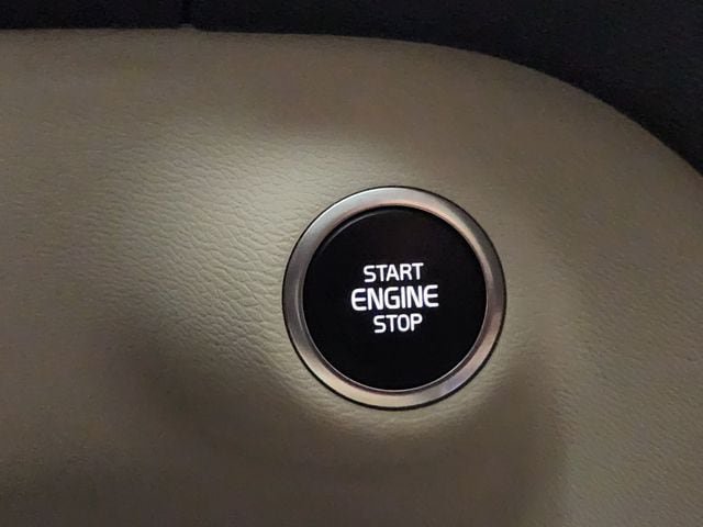 Certified 2026 Volvo XC40 B5 Plus AWD/4WD image 20