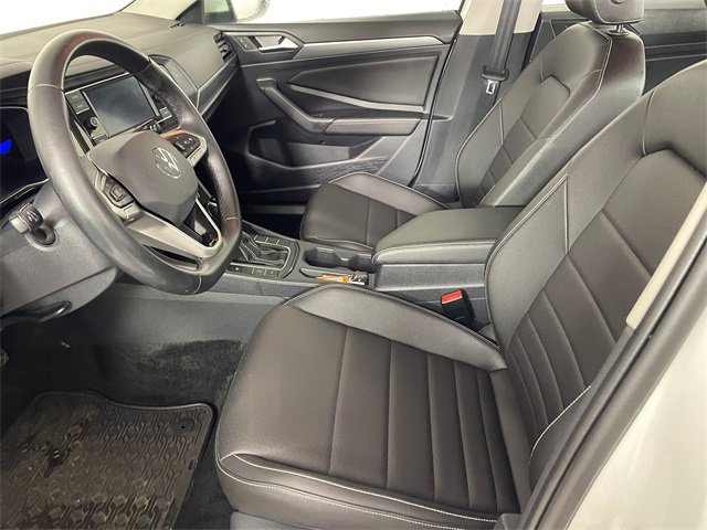 Used 2024 Volkswagen Jetta SE image 2