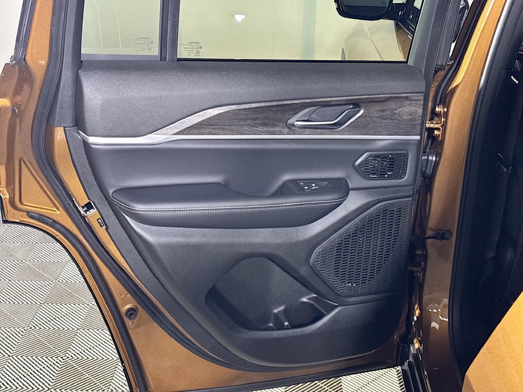New 2026 Jeep Grand Cherokee Limited w/ MOPAR Finishing Package AWD/4WD image 19