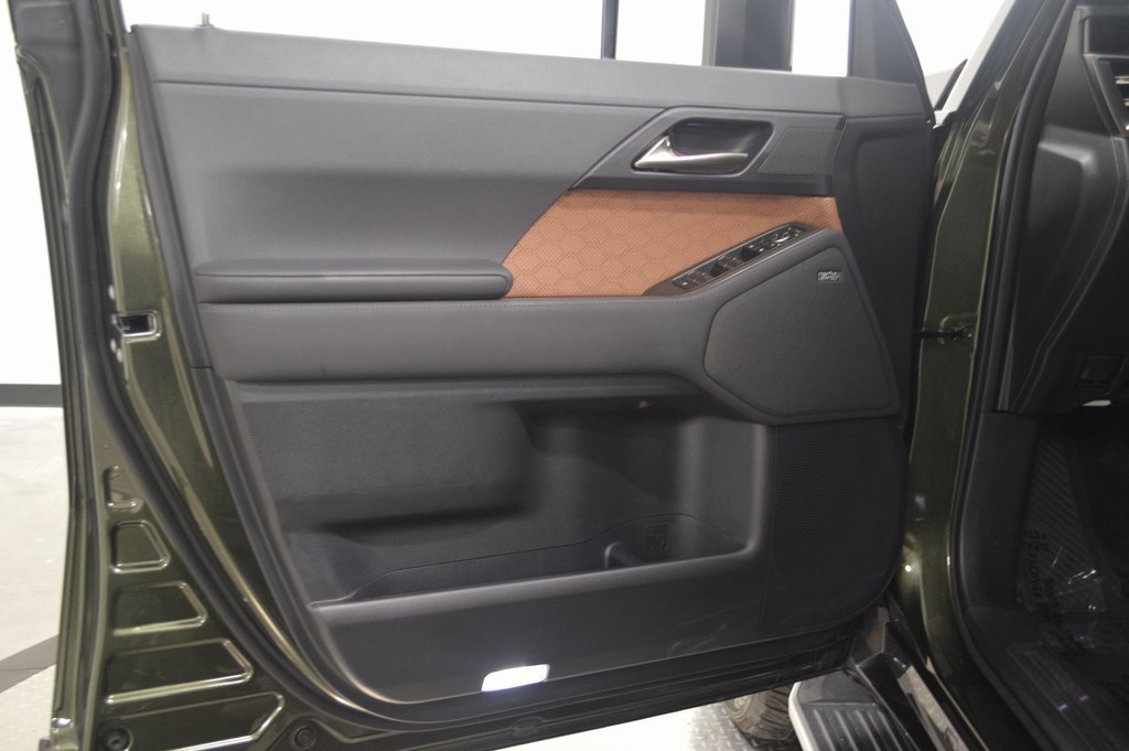 Used 2024 Lexus GX 550 w/ Accessory Package (Z1) image 17