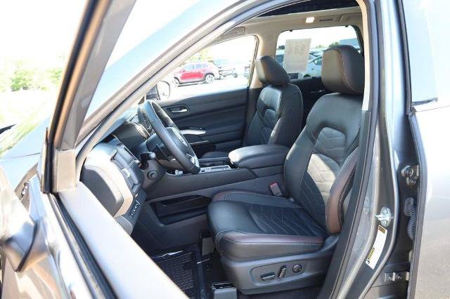 Certified 2025 Nissan Pathfinder Platinum FWD image 8