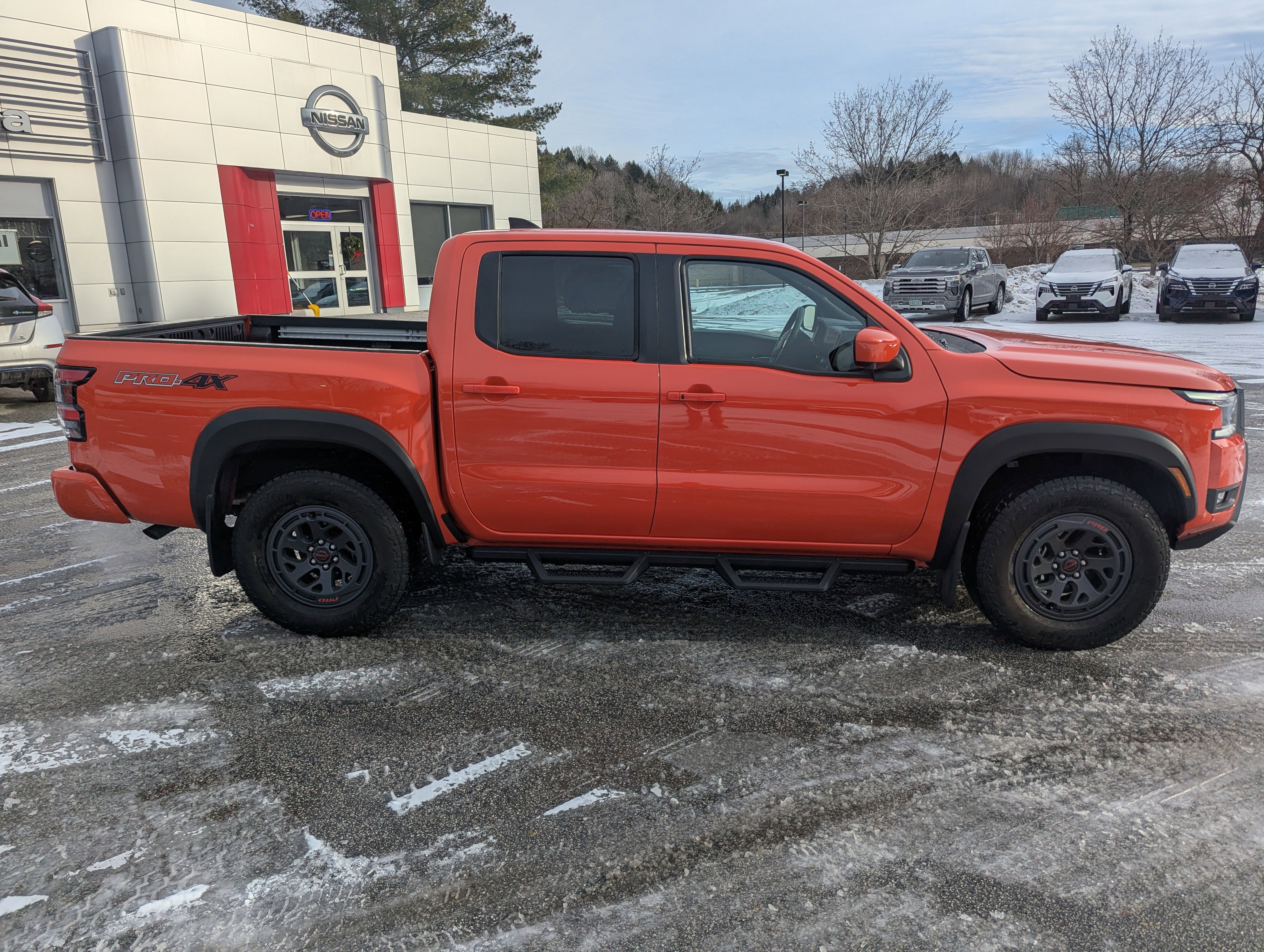 Used 2025 Nissan Frontier PRO-4X w/ Pro Convenience Package image 8