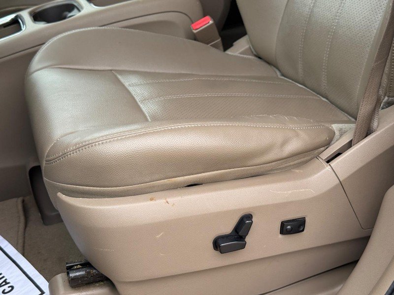 Used 2014 Chrysler Town & Country Touring-L w/ Driver Convenience Group FWD image 25