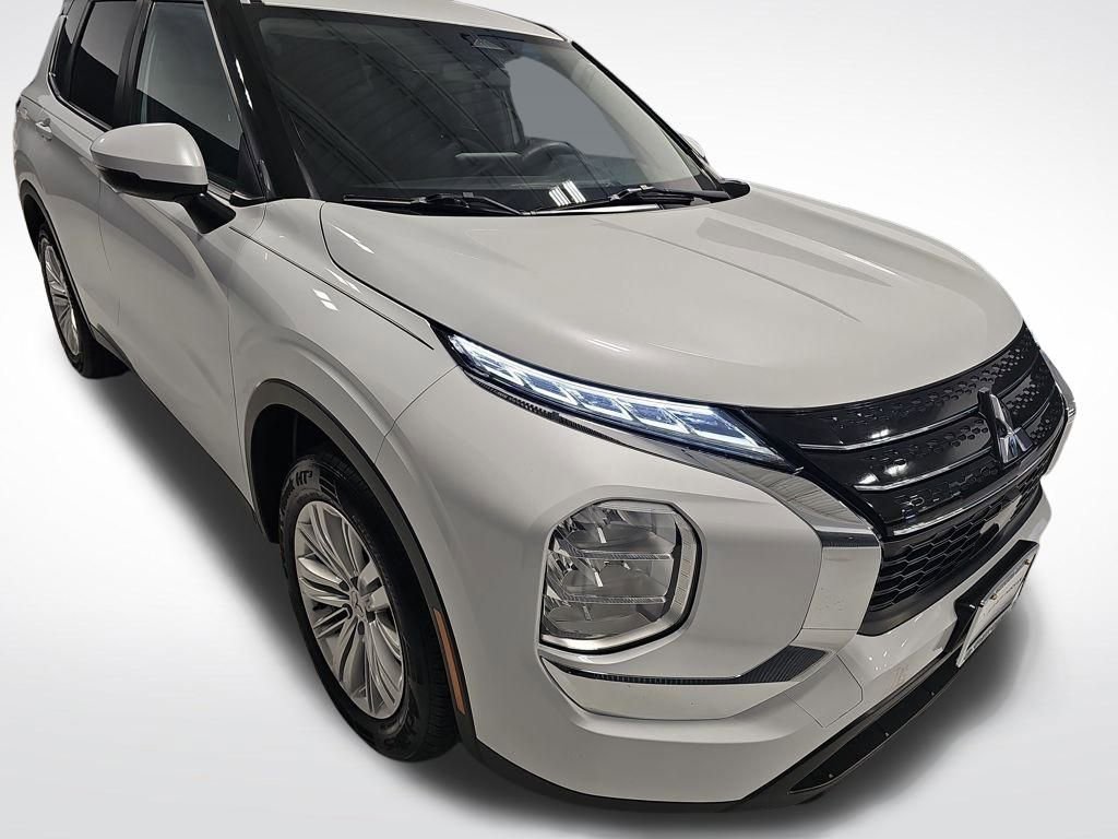 Used 2022 Mitsubishi Outlander ES image 11