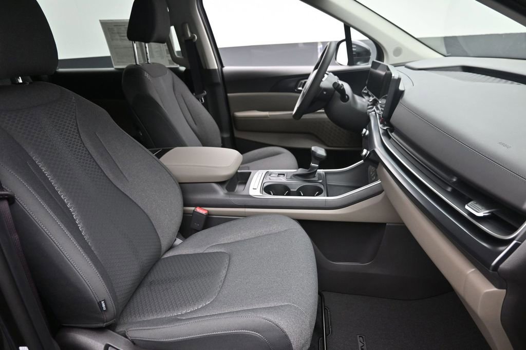 Used 2026 Kia Carnival LX FWD image 7