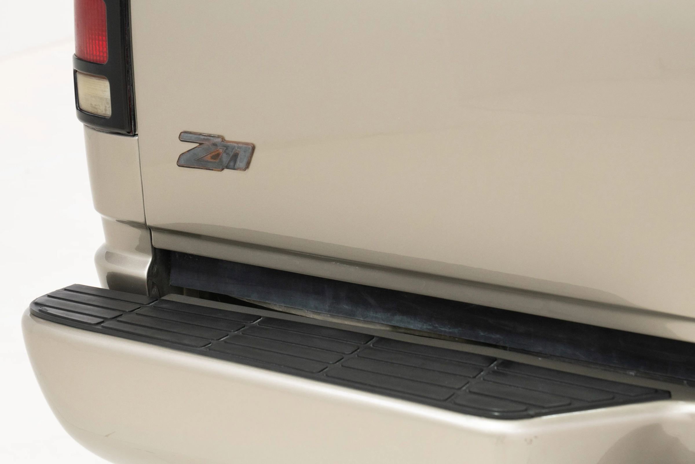 Used 2000 Chevrolet Tahoe Z71 w/ Comfort & Security Pkg AWD/4WD image 18