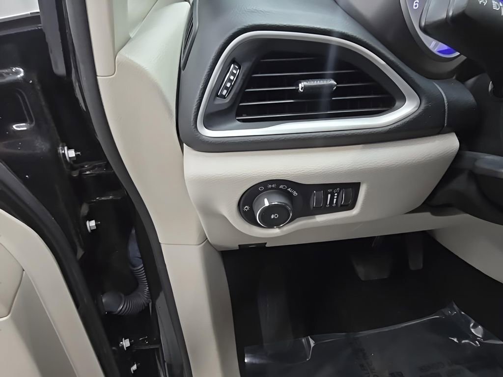 Used 2023 Chrysler Pacifica Touring-L image 11