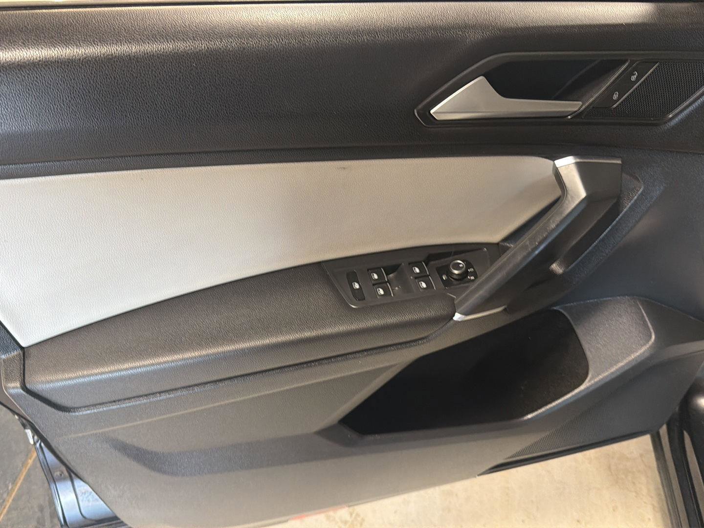 Used 2018 Volkswagen Tiguan SE image 11