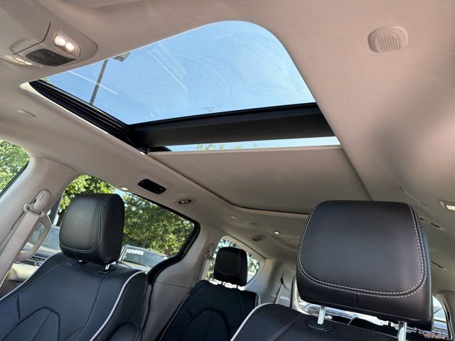 Certified 2024 Chrysler Pacifica Limited FWD image 39