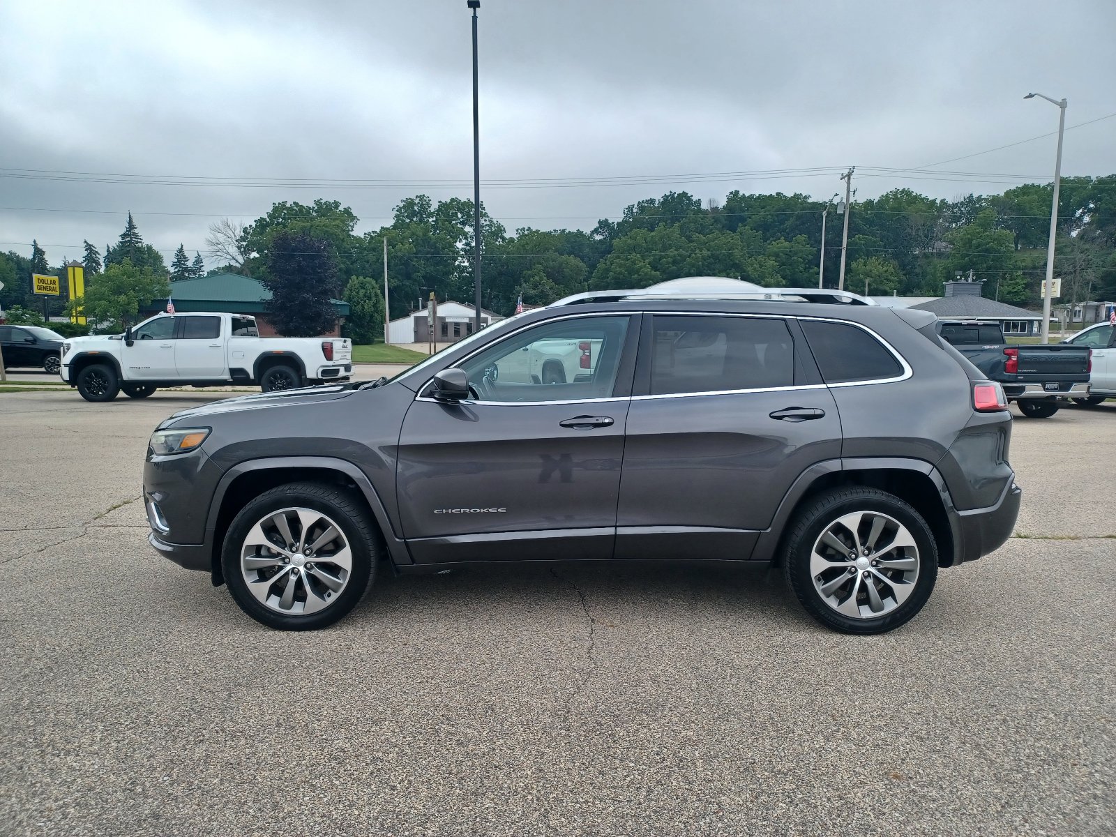 Used 2019 Jeep Cherokee Overland w/ Technology Group AWD/4WD image 2