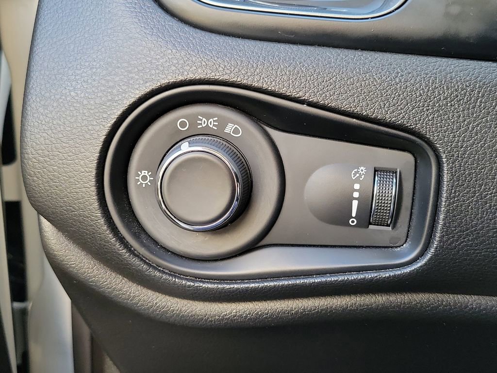 Used 2023 Jeep Renegade Latitude AWD/4WD image 6