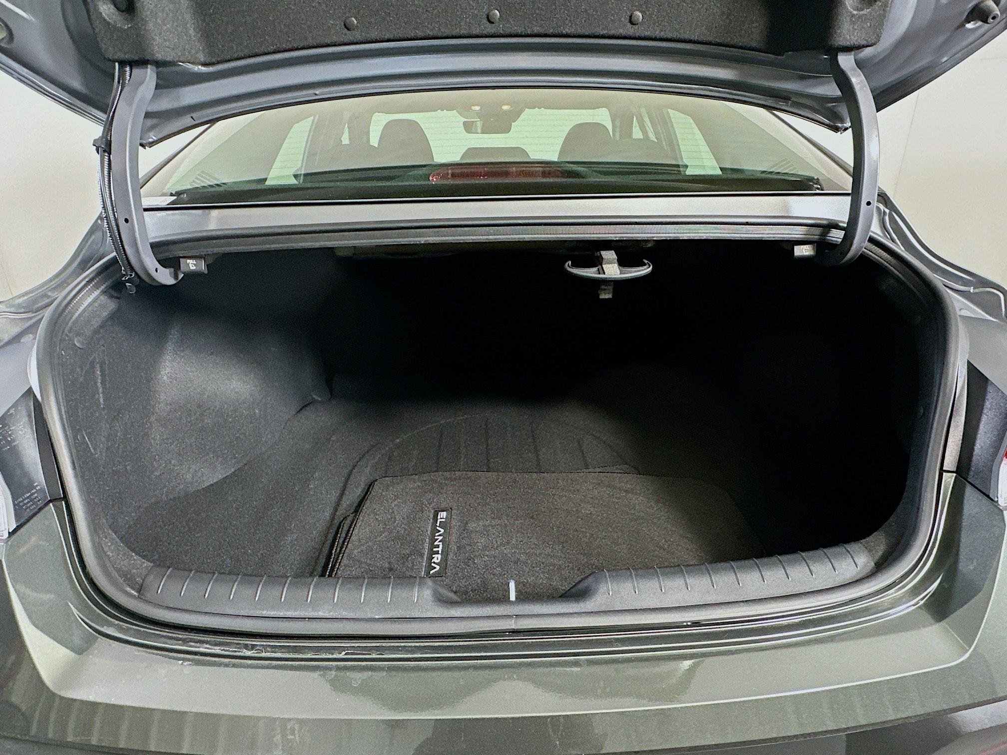 Used 2024 Hyundai Elantra Blue image 29