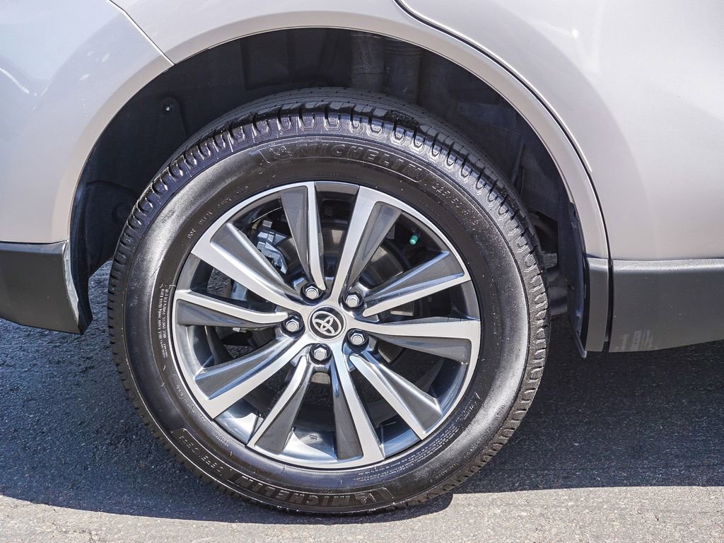 Used 2022 Toyota Venza LE AWD/4WD image 9