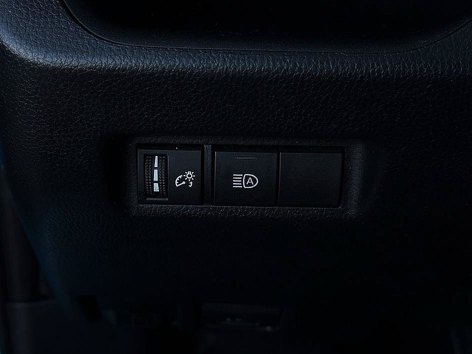 Used 2019 Toyota RAV4 LE FWD image 20