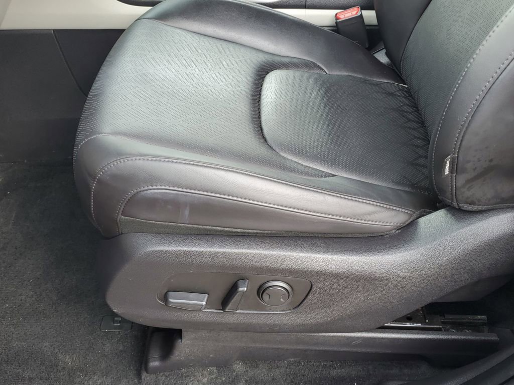 Used 2024 Kia Carnival LX FWD image 11