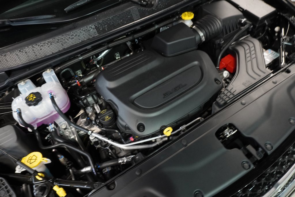 New 2023 Chrysler Pacifica Limited w/ Uconnect Theater Family Group image 37