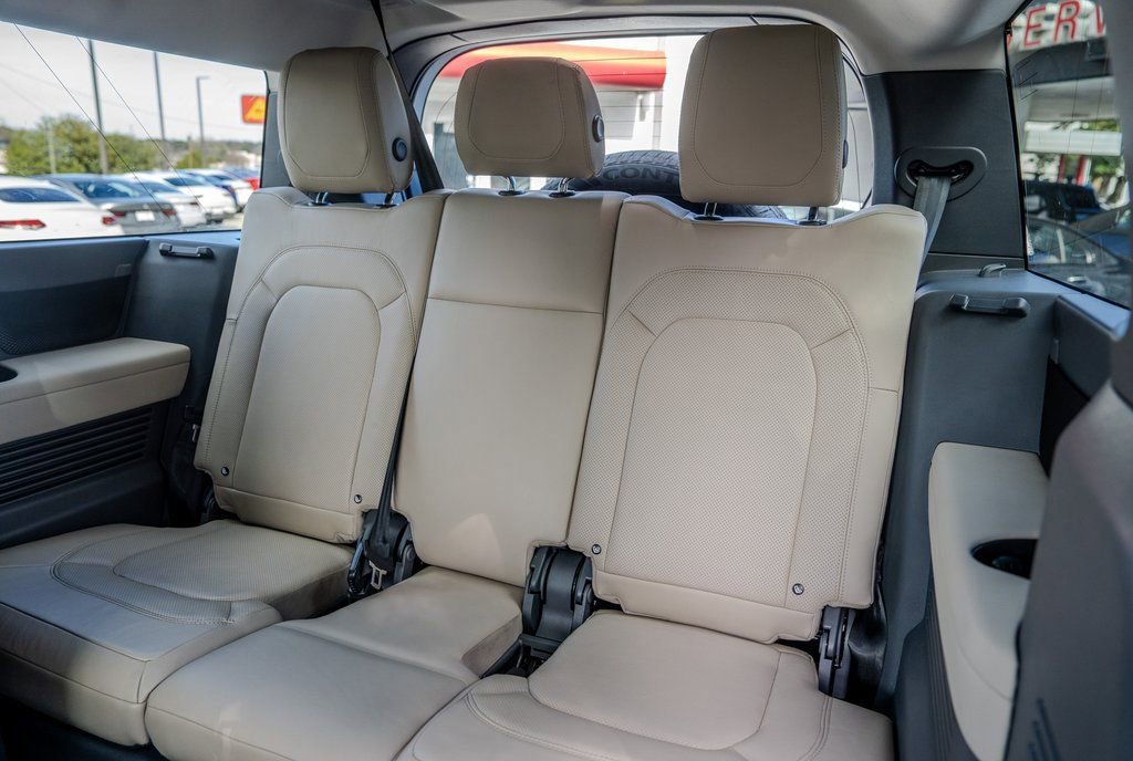 Used 2024 Land Rover Defender 130 S image 23