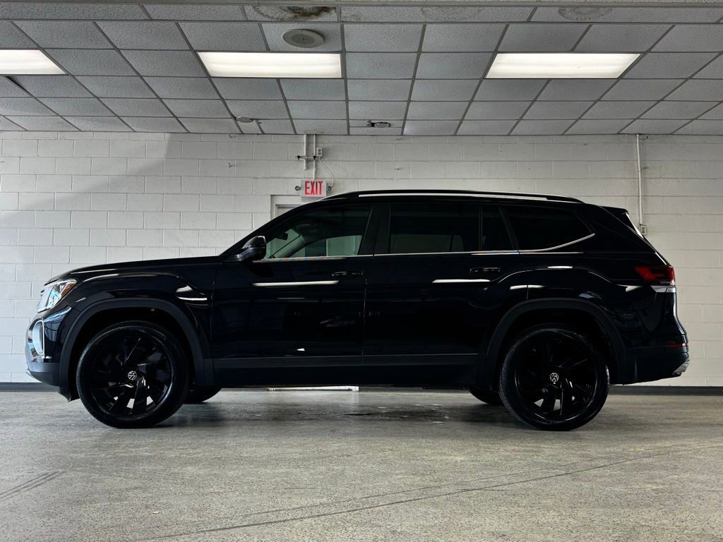 Used 2024 Volkswagen Atlas SE w/ Black Wheel Package image 5