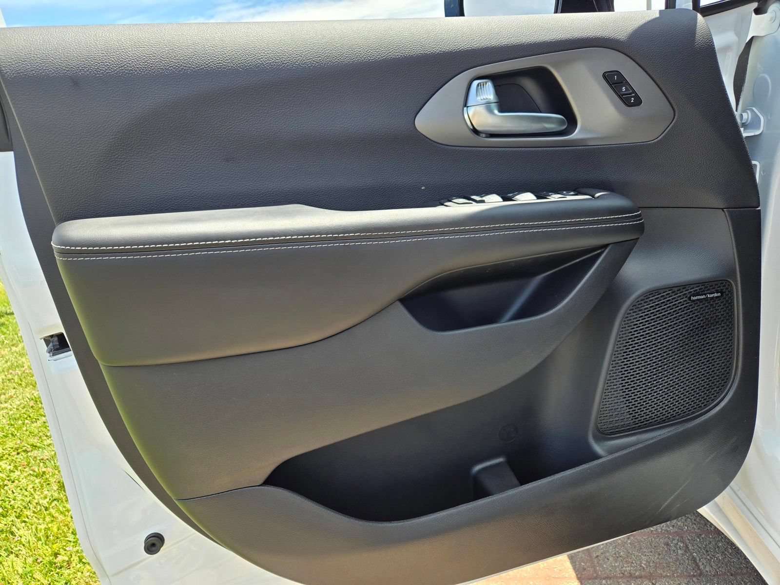 New 2027 Chrysler Pacifica Limited w/ S Appearance Package AWD/4WD image 9