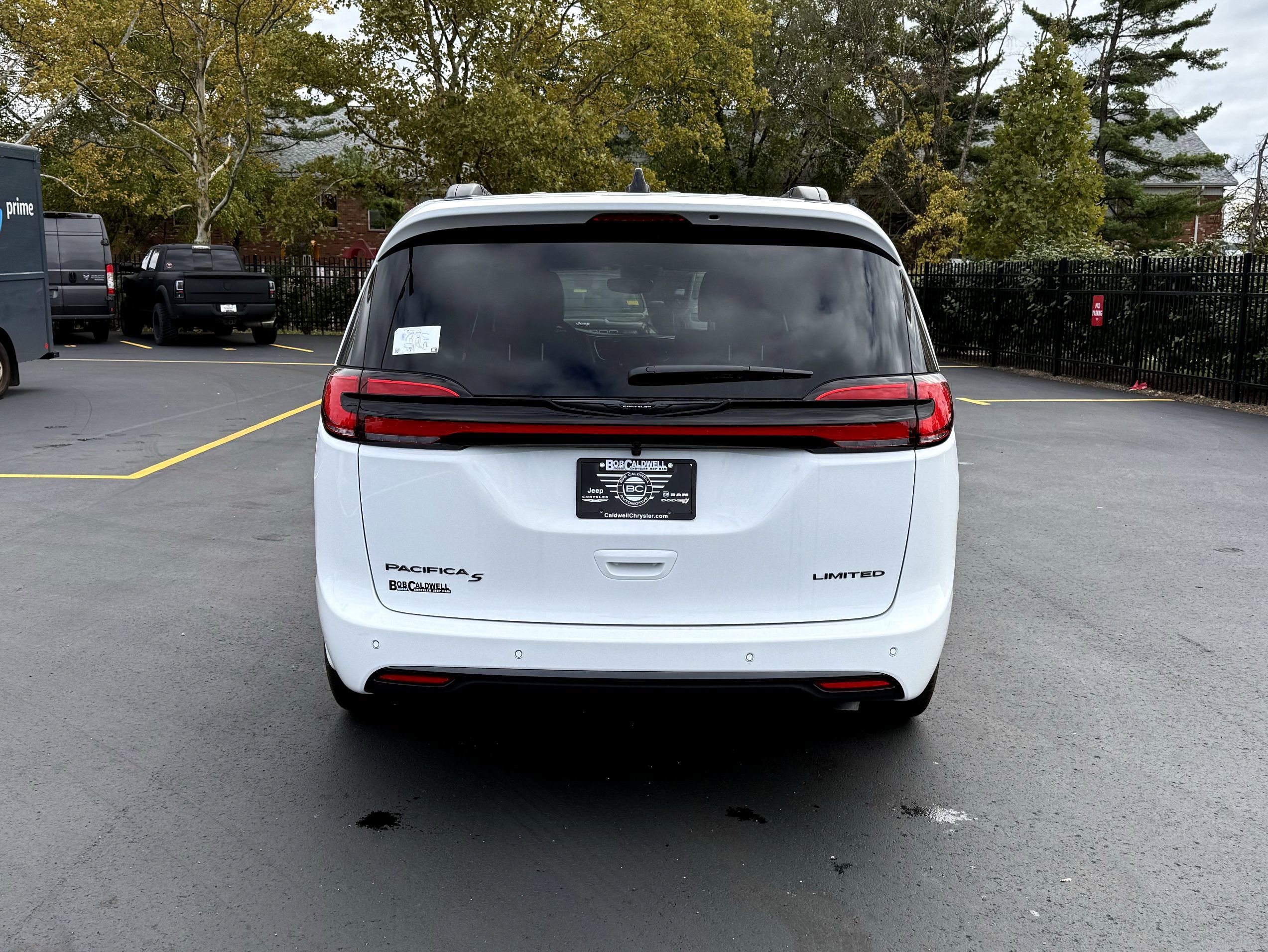 New 2026 Chrysler Pacifica Limited image 8