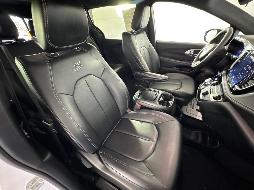 Certified 2024 Chrysler Pacifica Limited FWD image 35
