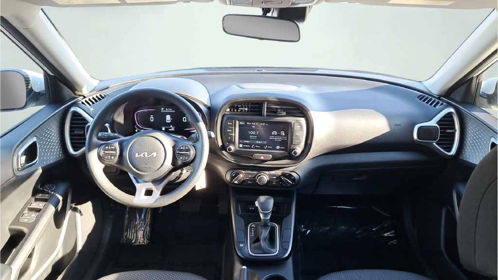 Used 2023 Kia Soul LX w/ LX Technology Package FWD image 17