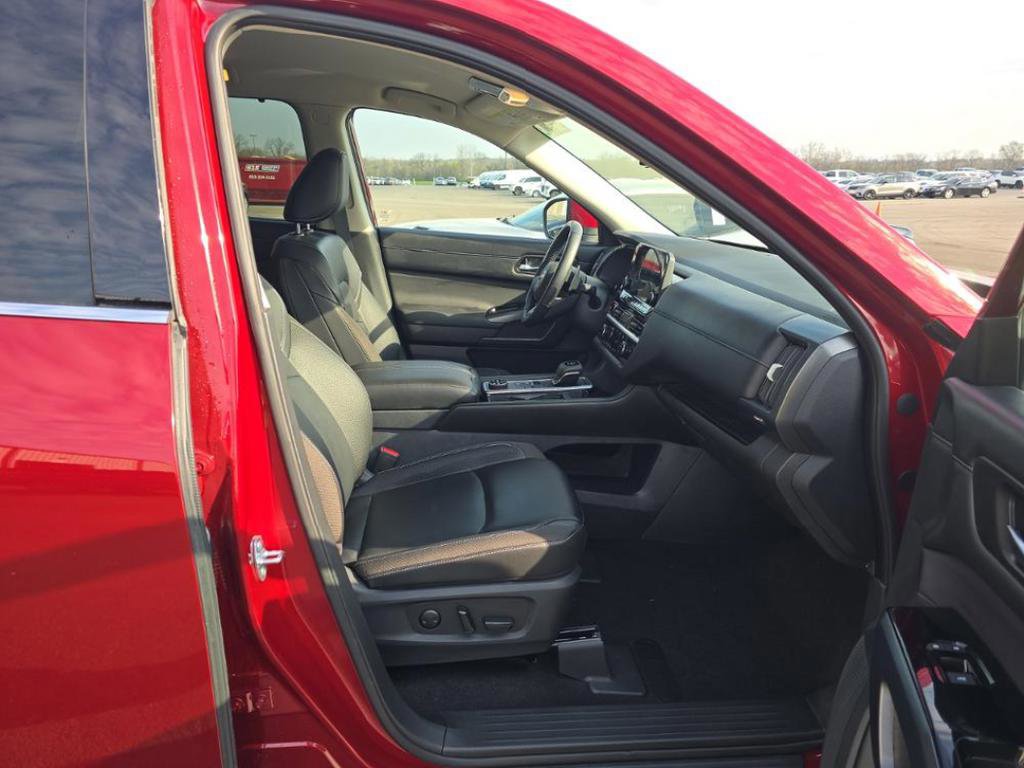 Used 2025 Nissan Pathfinder SL image 14
