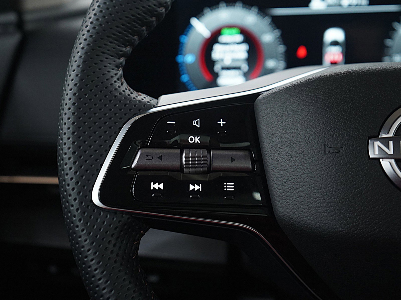 Used 2024 Nissan Ariya AWD image 29