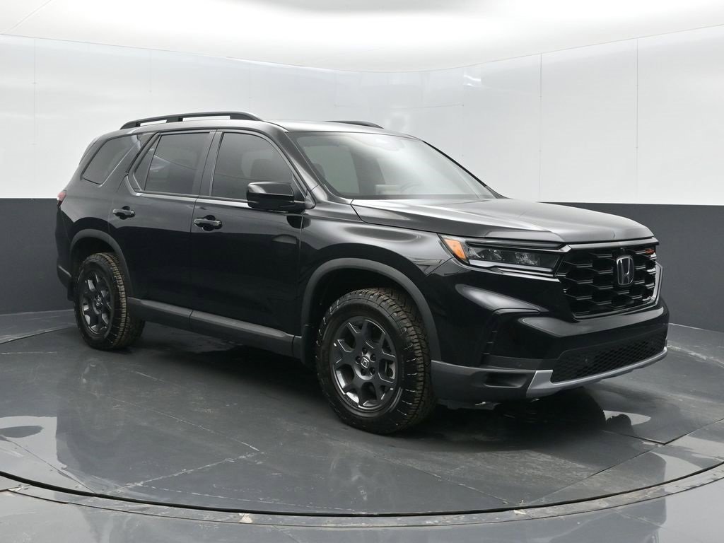 Used 2025 Honda Pilot TrailSport image 1
