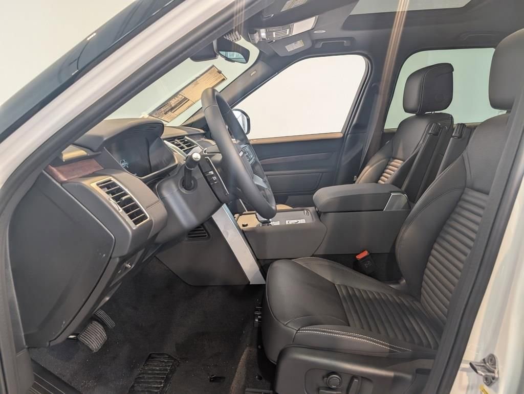 New 2026 Land Rover Discovery S image 9